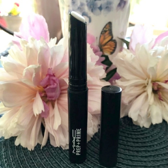 MAC Lashes To Lips Kit: Relentlessly Red Lipstick, Mini MacStack + *BNIB - Picture 7 of 16